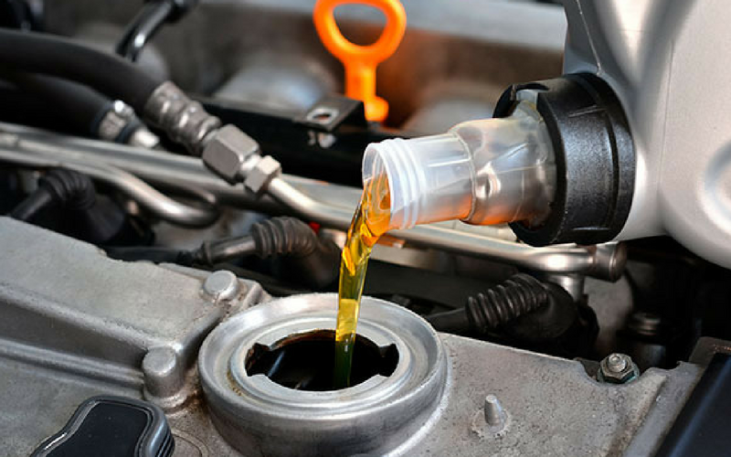 Imagen de una variedad de aceites para motor dispuestos en una estantería, destacando su importancia en el mantenimiento y cuidado del vehículo para un rendimiento óptimo.