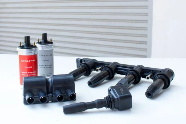 Bobinas de encendido de vehículos, componentes esenciales bajo el capó que transforman la corriente eléctrica para encender el motor, mostrando su importancia en el rendimiento automotriz.